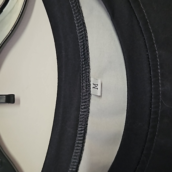 Size med graphic design tee. - Picture 2 of 4